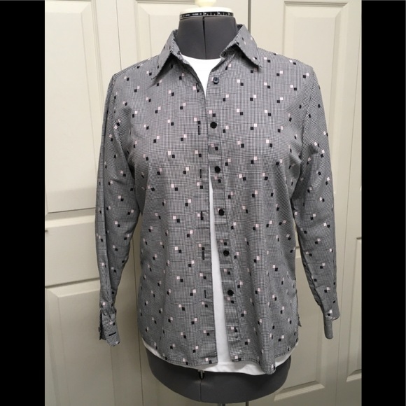 Cotton and polyester wrinkle free blouse. Square bottom. - Picture 1 of 5